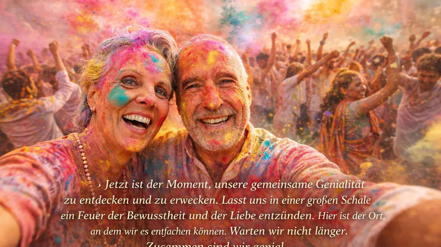 Jwala und Karl Gamper feiern gemeinsam das bunte Holy Festival, lachend und von Farbpulver umgeben, inmitten einer lebendigen, fröhlichen Atmosphäre.