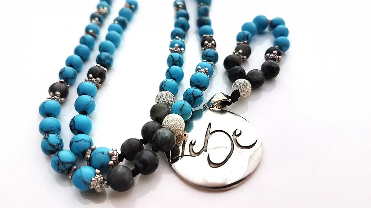 handgefertigte Mala-Ketten von Signs by Jwala®, liebevoll arrangiert auf hellem Untergrund – Symbol für Spiritualität, Lebensfreude und individuelle Schmuckstücke aus dem SignShop Tirol