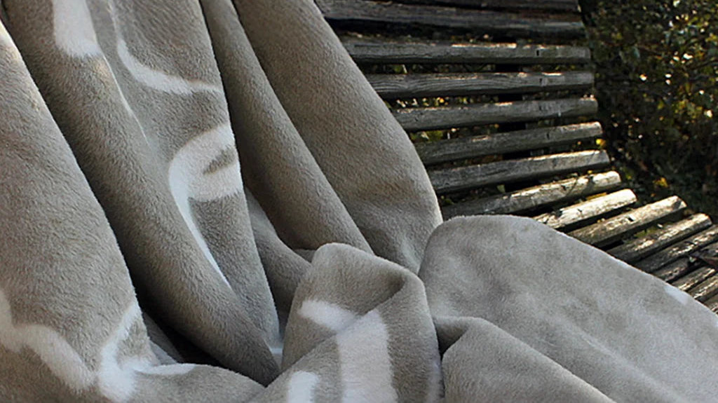 Spirituelle Tagesdecke „Himmel“ aus Baumwolle und Bambus – extraweicher Bettüberwurf für Geborgenheit und Vertrauen, nachhaltig gefertigt in Vorarlberg