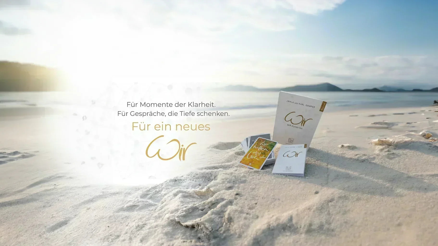 WIR-Karten-Set in Box: Inspirierende Karten für Gemeinschaft, Zusammenhalt und Miteinander aus dem SignShop Tirol – liebevoll gestaltet, fotografiert am Strand