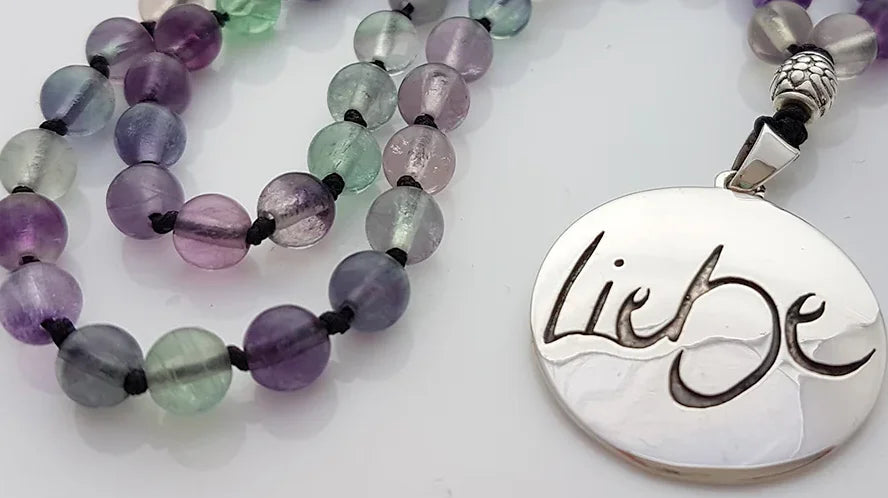 Liebevoll handgefertigte Mala aus Fluorit mit inspirierendem Sign-Anhänger "Liebe" – ein einzigartiges Glücks-Seelenstück für die Frauen aus dem SignShop Tirol
