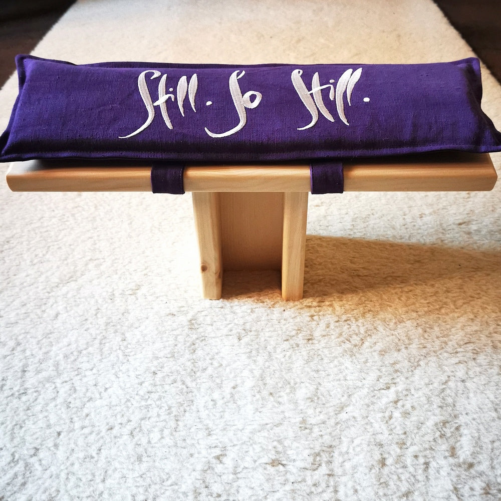 Zirbenholz-MeditationsHocker "Still. So still"
