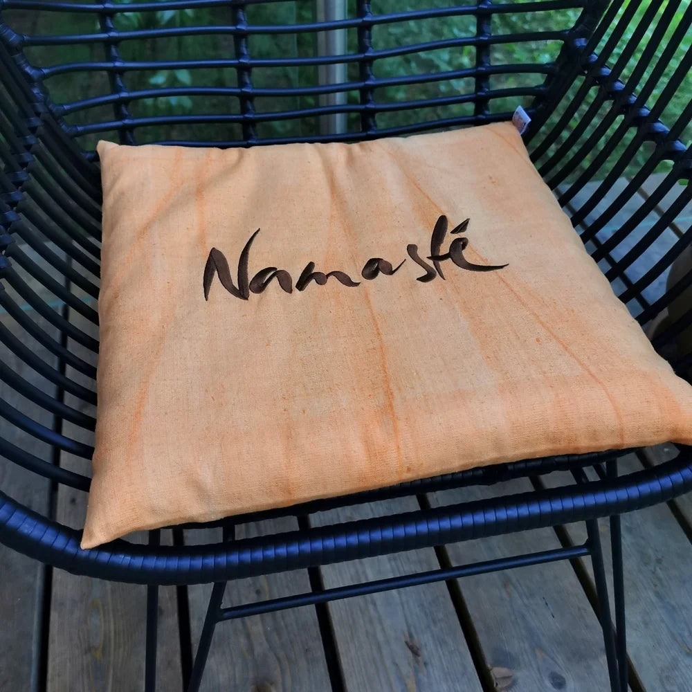 Dekokissen „Namasté“ – robustes, kühlendes Flachkissen aus handgewebtem Bauernleinen in Orange für Yoga, Meditation und Alltag