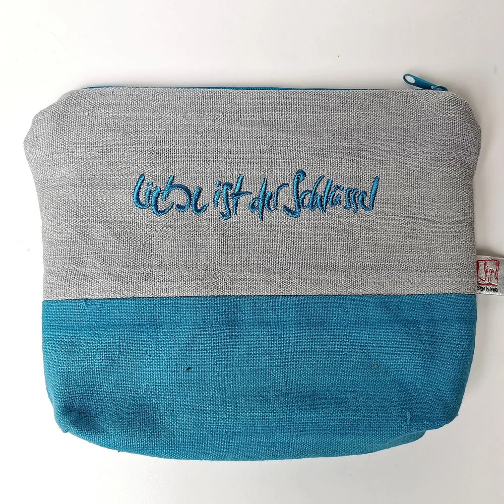 Kosmetiktasche mit inspirierender Sign Stickerei in Türkis