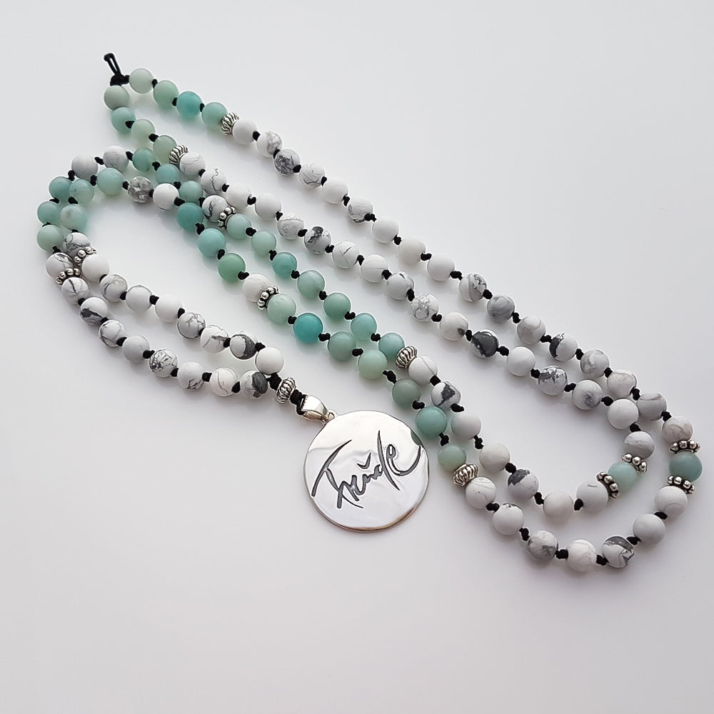 Mala-Kette mit Howlith und Amazonit – Lebensfreude & Leichtigkeit sofort bestellen