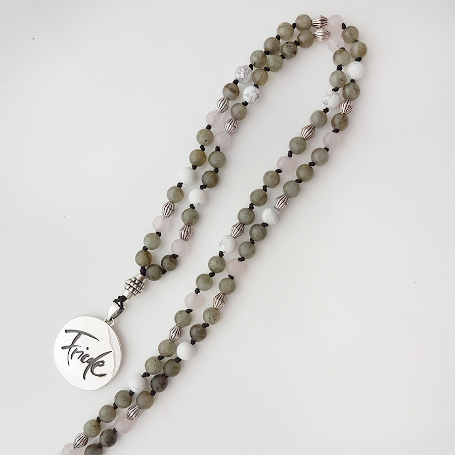 Handgeknüpfte Mala mit Labradorit und Howlith – Für innere Ruhe & Ausgeglichenheit auf SignShop Tirol