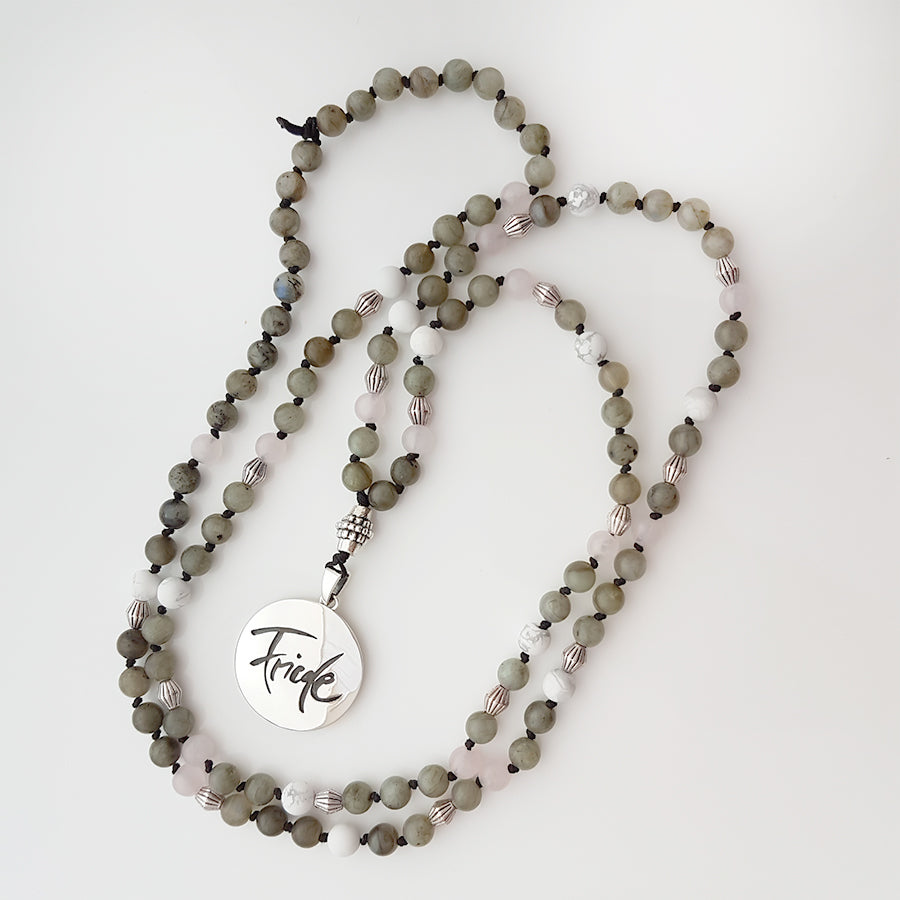 Spirituelle Mala Labradorit Howlith – Edelstein-Kette für Frieden & Transformation auf SignShop Tirol