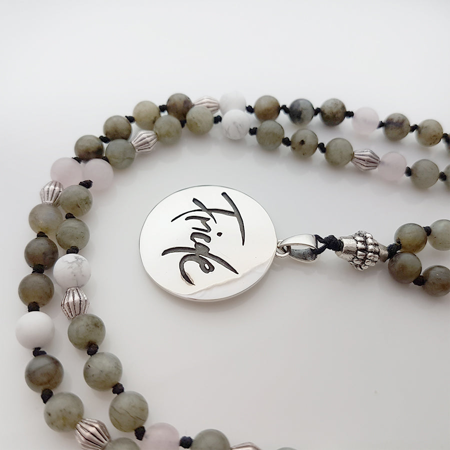 Mala-Kette Friede – Labradorit & Howlith, handgemacht für Stressabbau & Harmonie auf SignShop Tirol