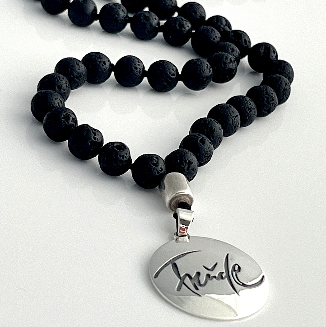 Männer Mala Kette Lavastein kaufen – Kraftvolle Mala mit Freude Amulett jetzt online bestellen