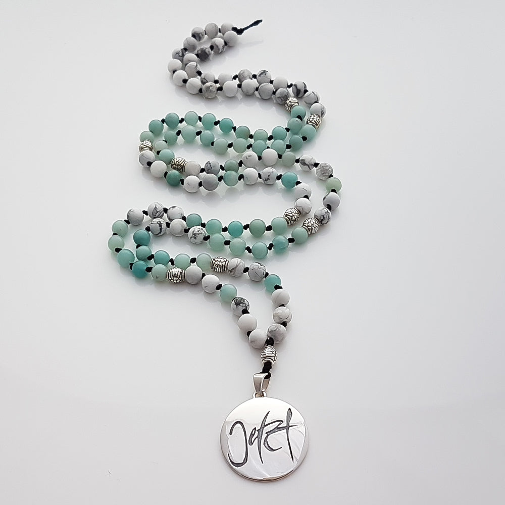 Spirituelle Mala Howlith Amazonit – handgemachte Edelstein-Kette mit Silbermedaillon kaufen