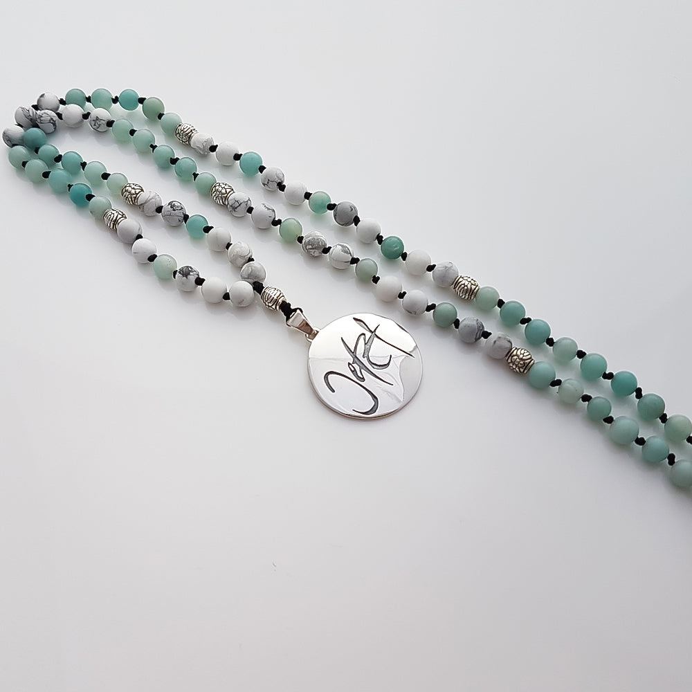Mala-Kette mit Amazonit und Howlith – 108 Perlen & „Jetzt“ Medaillon sofort bestellen