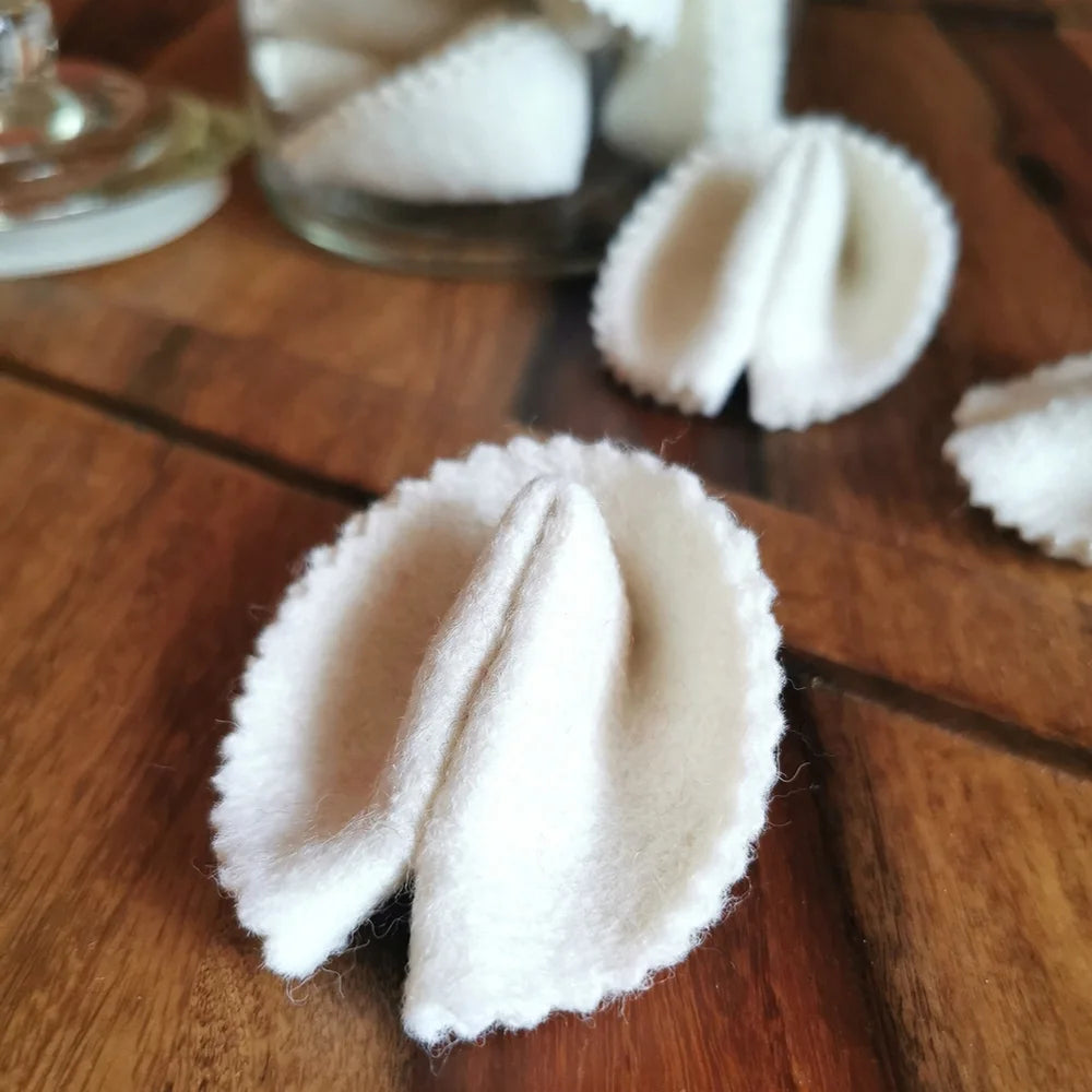 Liebevolles Geschenk mit Bedeutung, Glückskeks Schneeflöckchen aus handgefertigtem Wollwalk