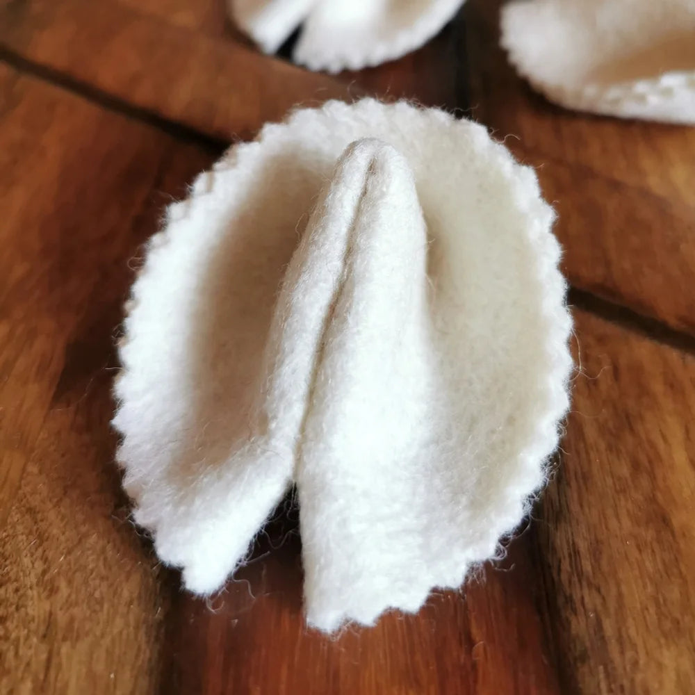 Handgemachter Glückskeks Schneeflöckchen aus Tiroler Wollwalk als besonderes Geschenk