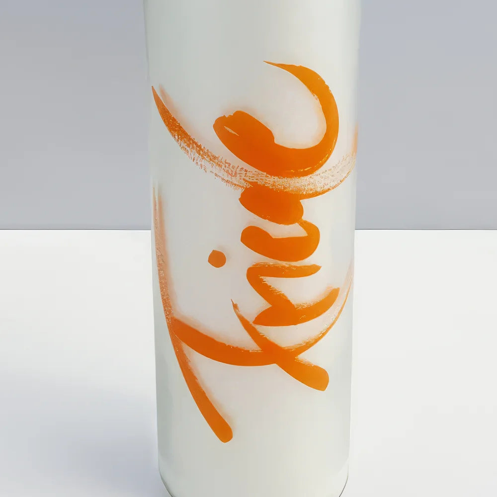 Handgemachte SignKerze „Friede“ – Original von Sign by Jwala®, limitiertes Einzelstück, nachhaltige Kerze für Inspiration, Entspannung, 100h Brenndauer, online erhältlich