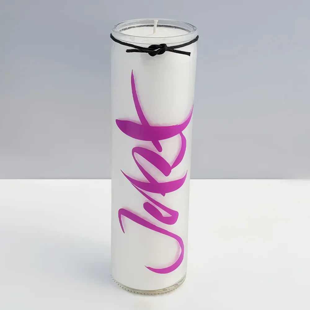 Handgemachte SignKerze „Jetzt“ Lila – Original von Sign by Jwala®, limitiertes Einzelstück, nachhaltige Kerze für Inspiration, Lichtmomente, 100h Brenndauer, online erhältlich