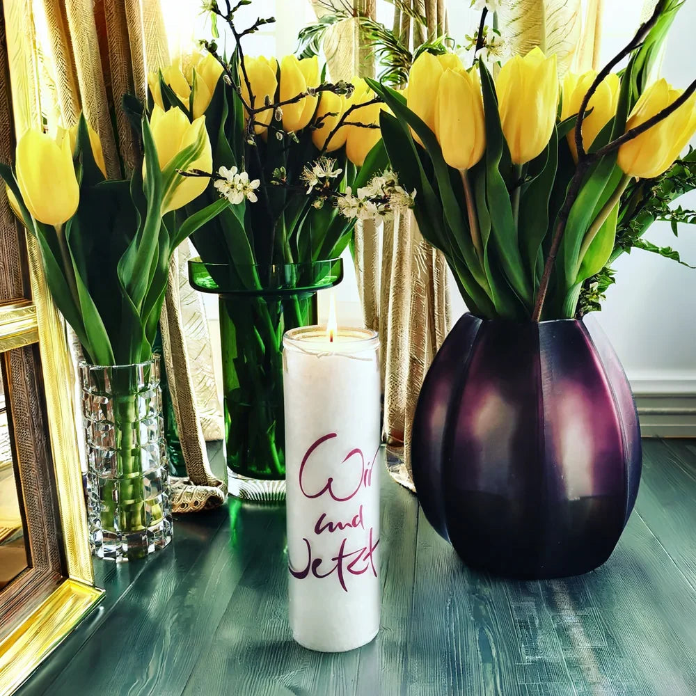 Exklusive SignKerze „Wir und Jetzt“ – nachhaltige Designkerze, Original von Sign by Jwala®, Limited Edition, inspirierende Botschaft, 100h Brenndauer