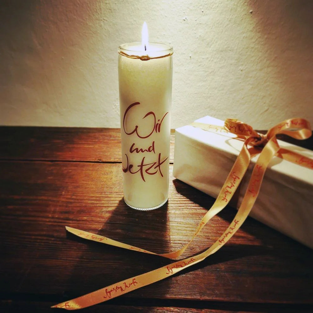 Vegane SignKerze „Wir und Jetzt“ – Sign by Jwala®, handgefertigt, Limited Edition, nachhaltige Kerze mit Botschaft für bewusstes Leben, 100h Brenndauer