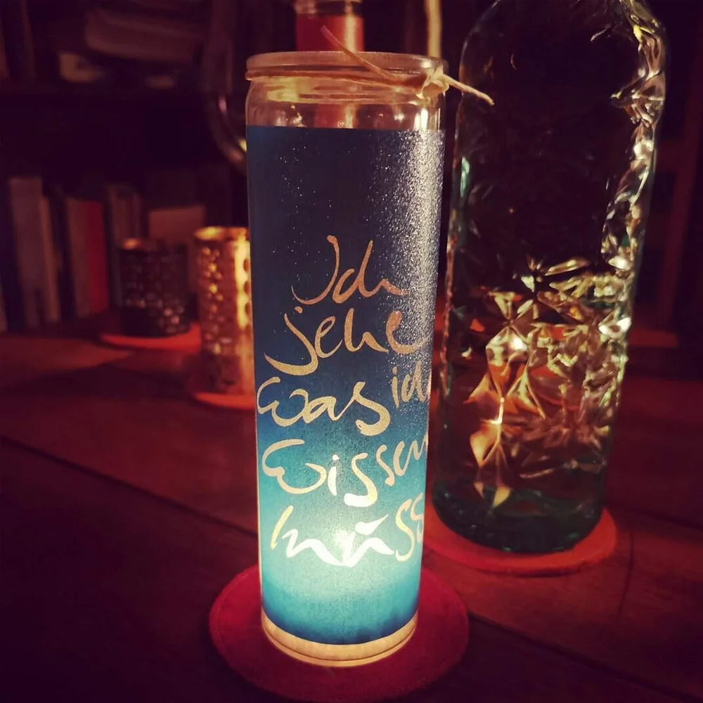 Handgemachte SignKerze „Ich sehe, was ich wissen muss“ – Original von Sign by Jwala®, limitiertes Einzelstück, nachhaltige Kerze für Inspiration, Rituale, 100h Brenndauer