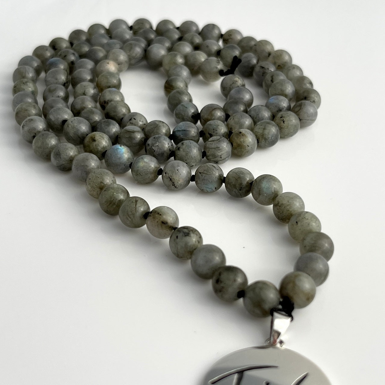 Detailaufnahme: Tigerauge-Mala „Friede“ mit Amulett aus 925er Sterlingsilber, handgefertigt