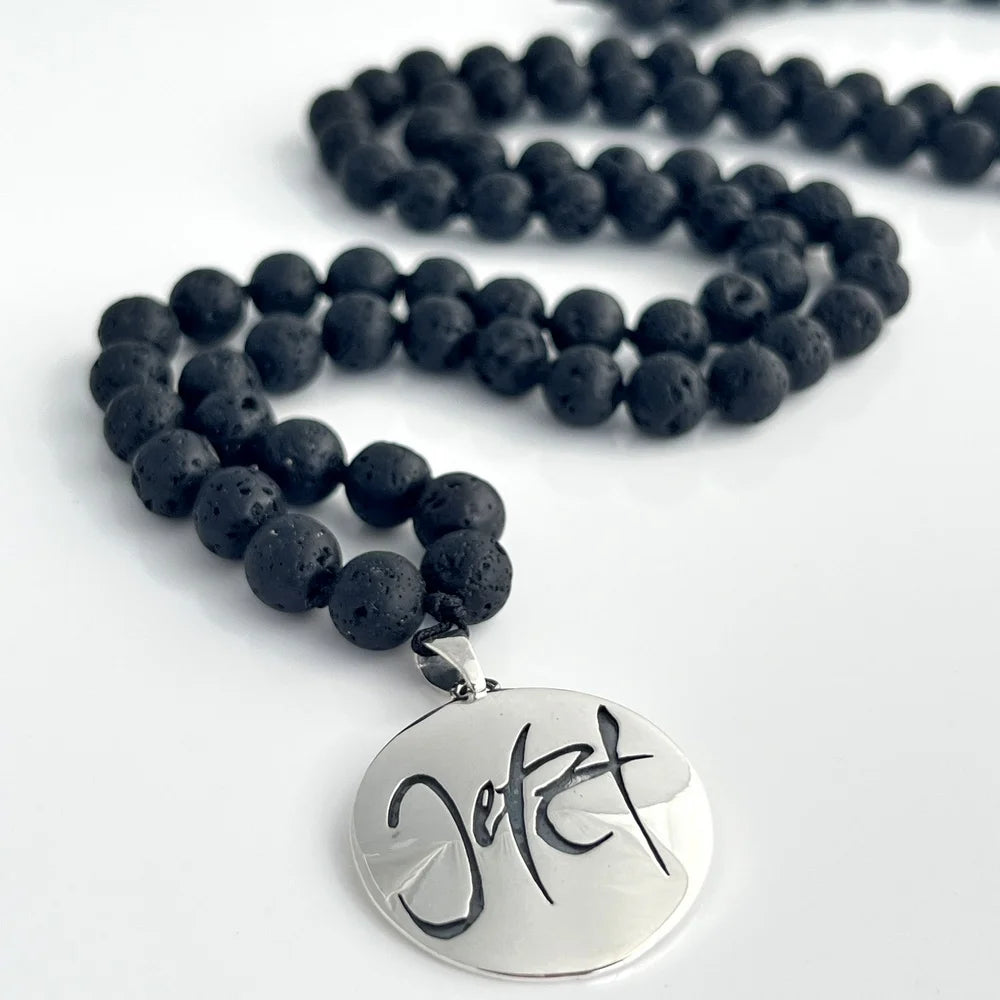 Schwarze Lavastein Mala mit 925er Sterlingsilber Amulett
