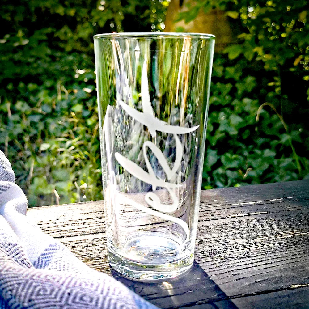 Sign-Wasserglas „Jetzt“ – schweres Riedel-Designglas aus Tirol, das jeden Schluck Wasser in einen Moment bewusster Präsenz und Lebendigkeit verwandelt
