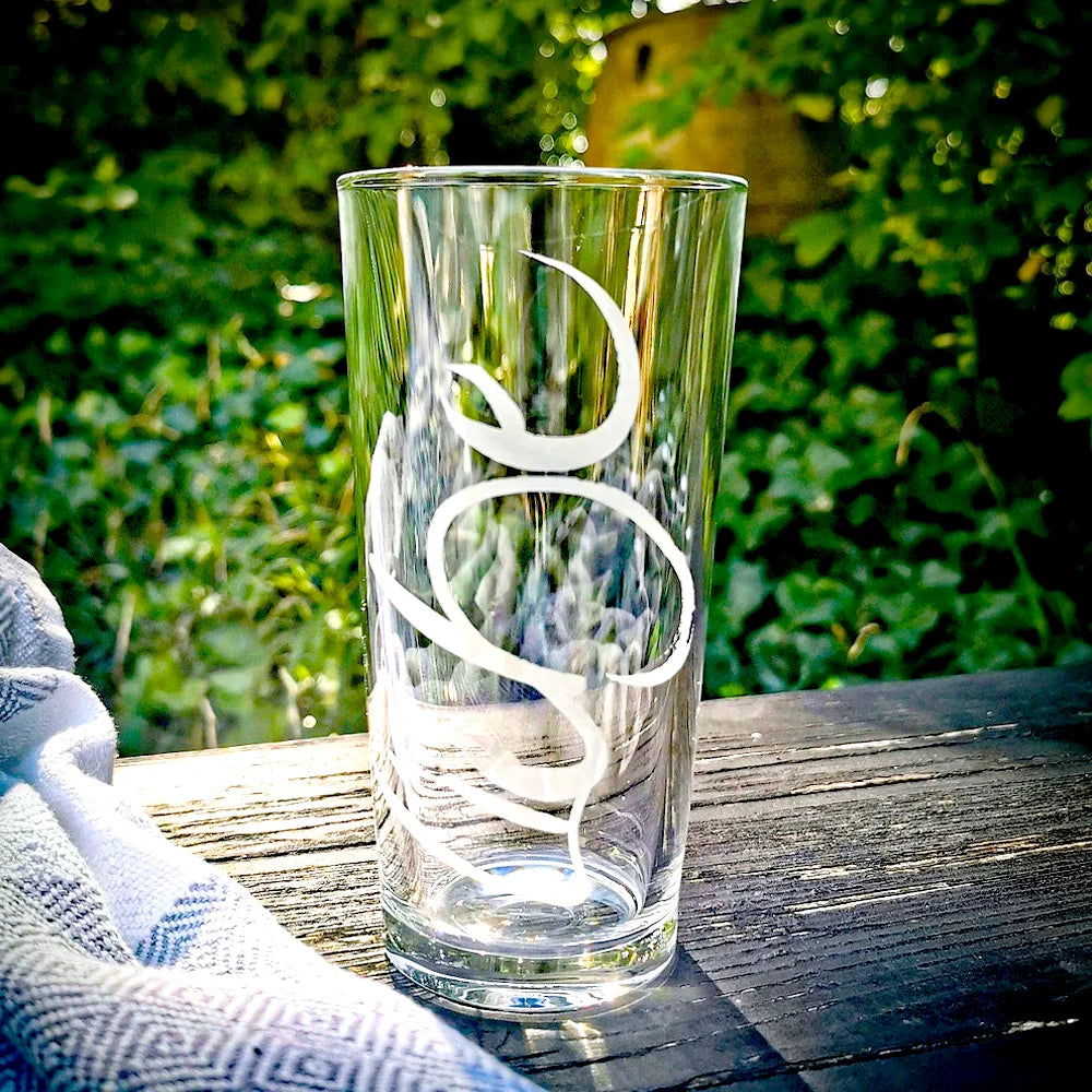 Sign-Wasserglas „Liebe“ – schweres Riedel-Designglas aus Tirol, das jeden Schluck Wasser in einen Moment von Herzenswärme und Verbundenheit verwandelt