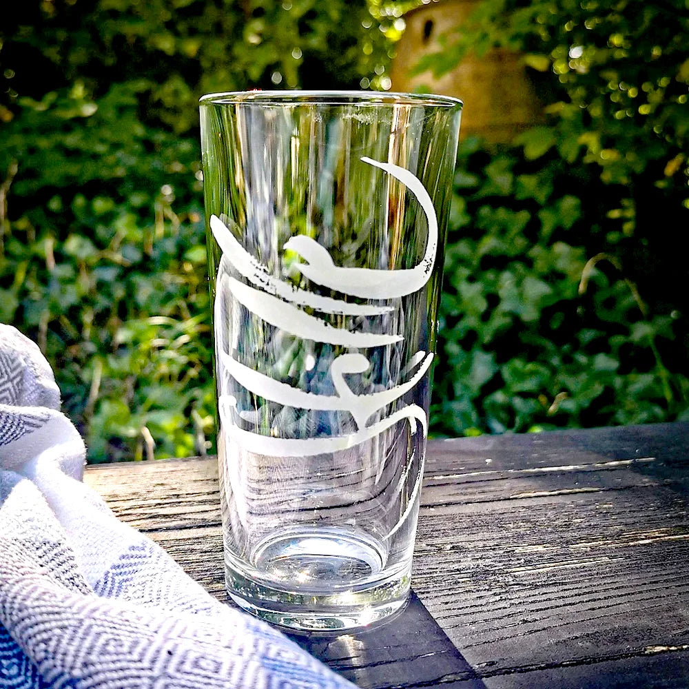 Sign-Wasserglas „Stille“ – schweres Riedel-Designglas aus Tirol, das jeden Schluck Wasser in einen Moment innerer Ruhe und Achtsamkeit verwandelt
