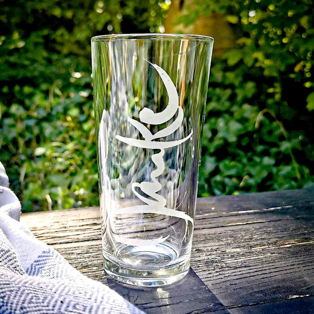 Sign-Wasserglas „Danke“ – schweres Riedel-Designglas aus Tirol, das jeden Schluck Wasser in ein kleines Ritual gelebter Dankbarkeit verwandelt