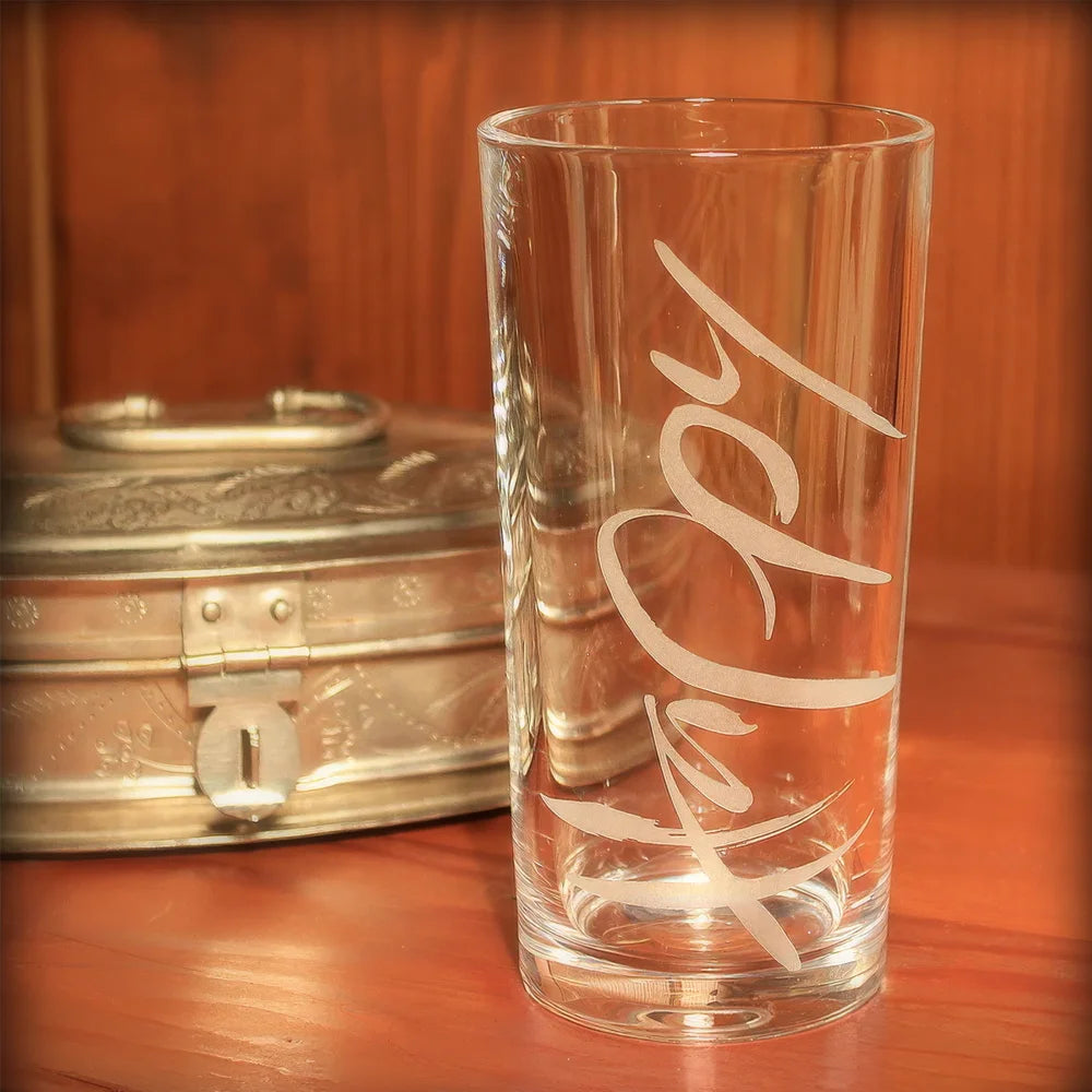 Sign-Wasserglas „Happy“ – exklusives, spirituelles Sammlerstück statt Massenware, die hochwertige Geschenkidee für Menschen, die Freude und schöne Dinge lieben