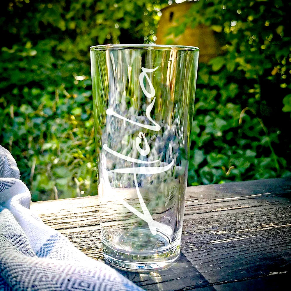 Sign-Wasserglas „Aloha“ – schweres Riedel-Designglas aus Tirol, das jeden Schluck Wasser in einen Moment von Liebe, Frieden und Herzensweite verwandelt