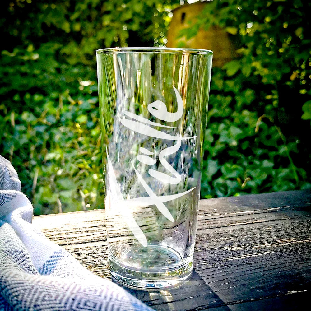 Sign-Wasserglas „Fülle“ – schweres Riedel-Designglas aus Tirol, das jeden Schluck Wasser in ein Ritual von innerem Reichtum und Wertschätzung verwandelt