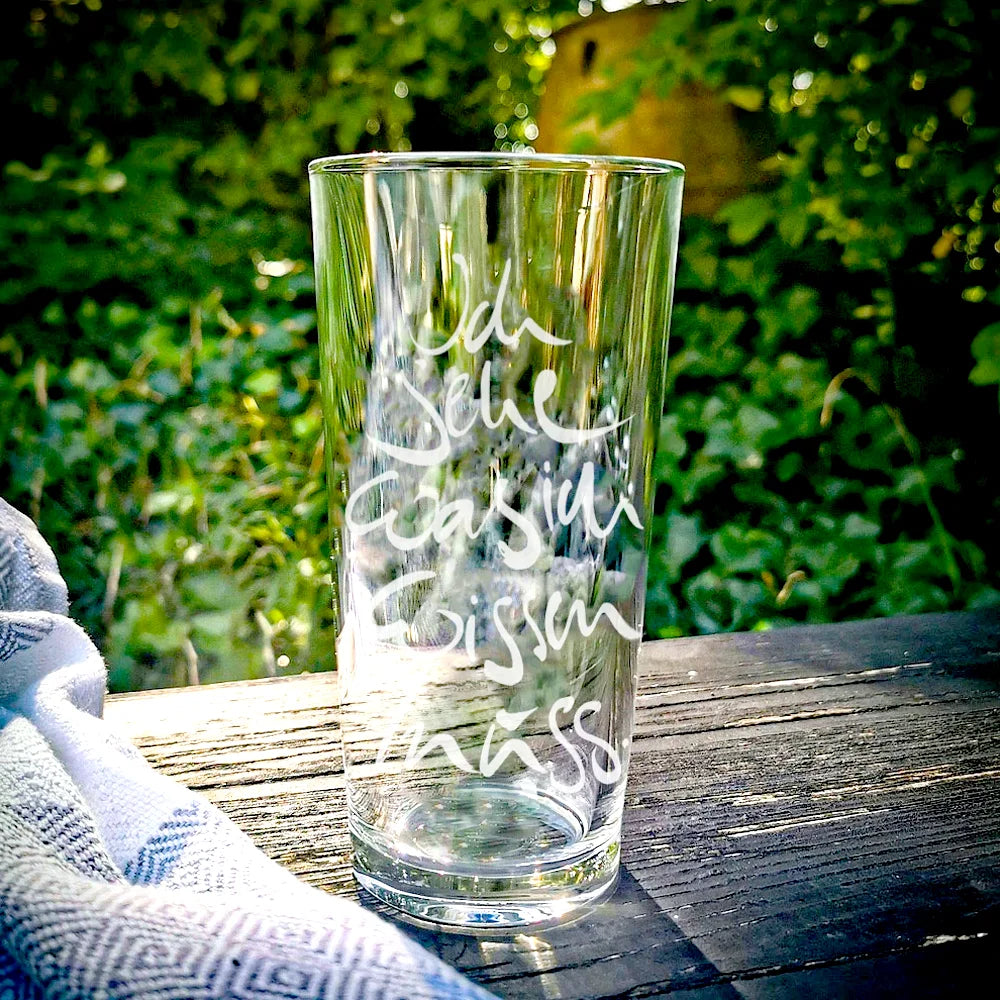 Sign-Wasserglas „Ich sehe, was ich wissen muss“ – schweres Riedel-Designglas aus Tirol, das jeden Schluck Wasser in ein stilles Ritual für Intuition, Klarheit und innere Führung verwandelt