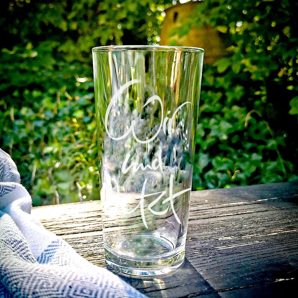 Sign-Wasserglas „Wir und Jetzt“ – schweres Riedel-Designglas aus Tirol, das jeden Schluck Wasser in einen Moment bewusster Verbindung und Präsenz verwandelt