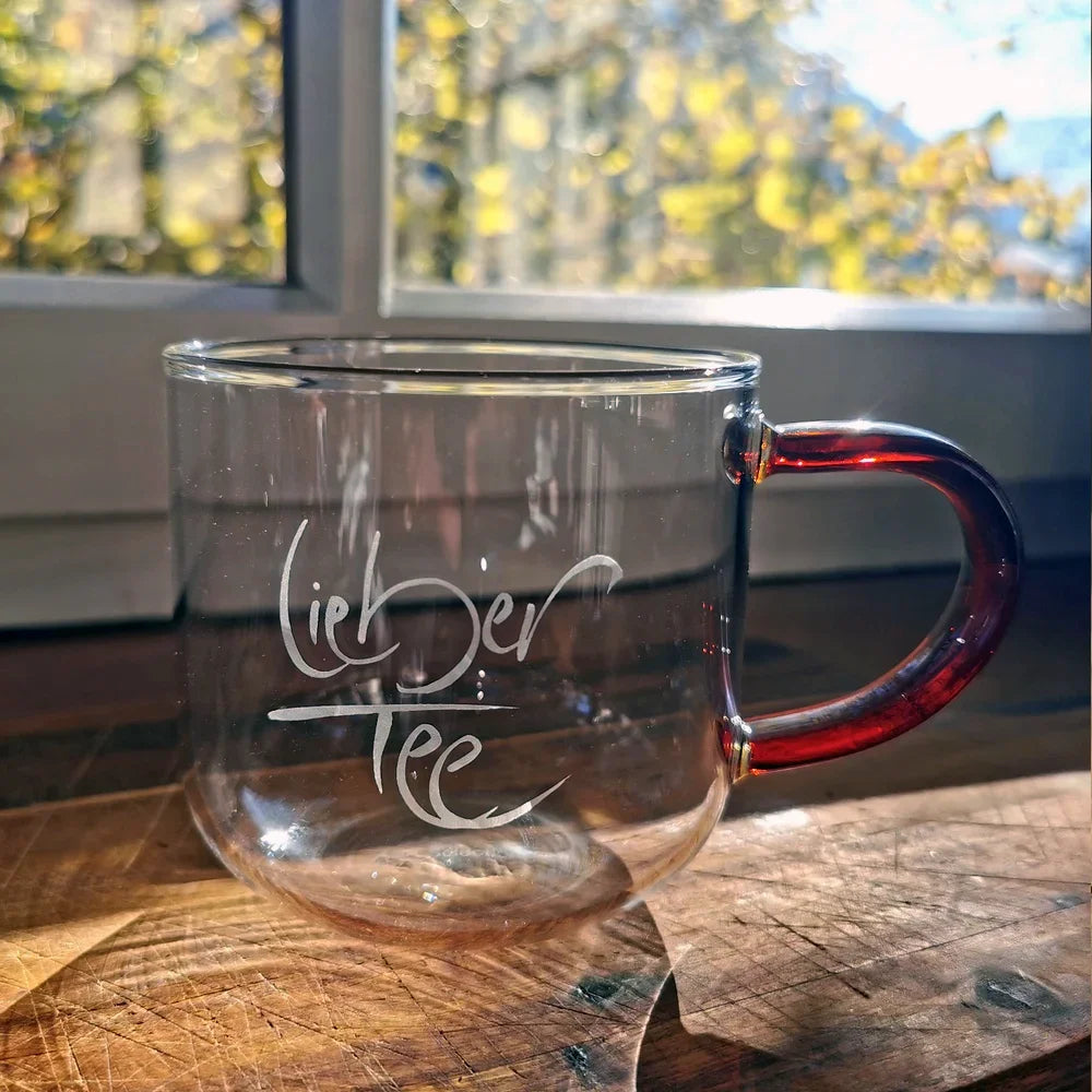 Exklusive Teetasse „Lieber Tee“ – hochwertige Glastasse als Geschenk aus dem SignShop Tirol