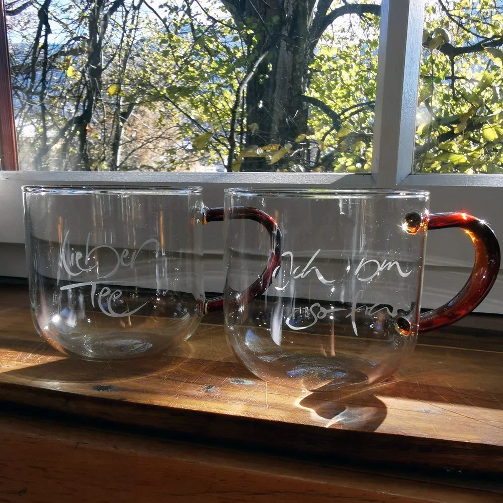 Teetasse „Lieber Tee“ – leichte, robuste Borosilikat-Teetasse mit Sandstrahl-Gravur