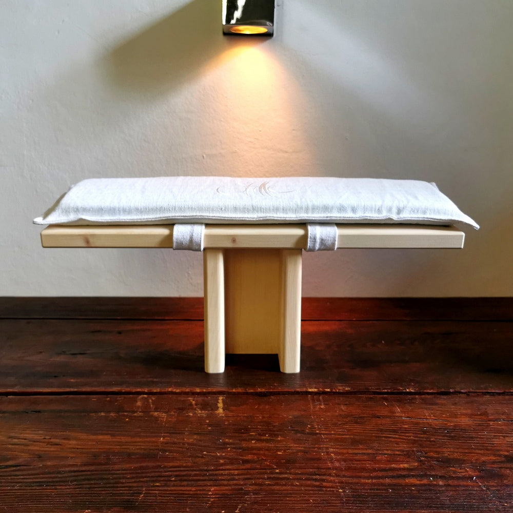 Zirbenholz-Meditationshocker "Stille"