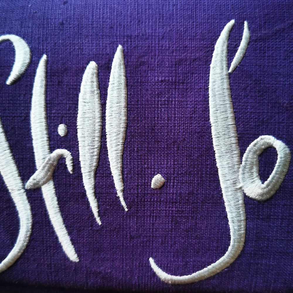 Meditationsbank aus Zirbenholz mit violettem Bauernleinenkissen