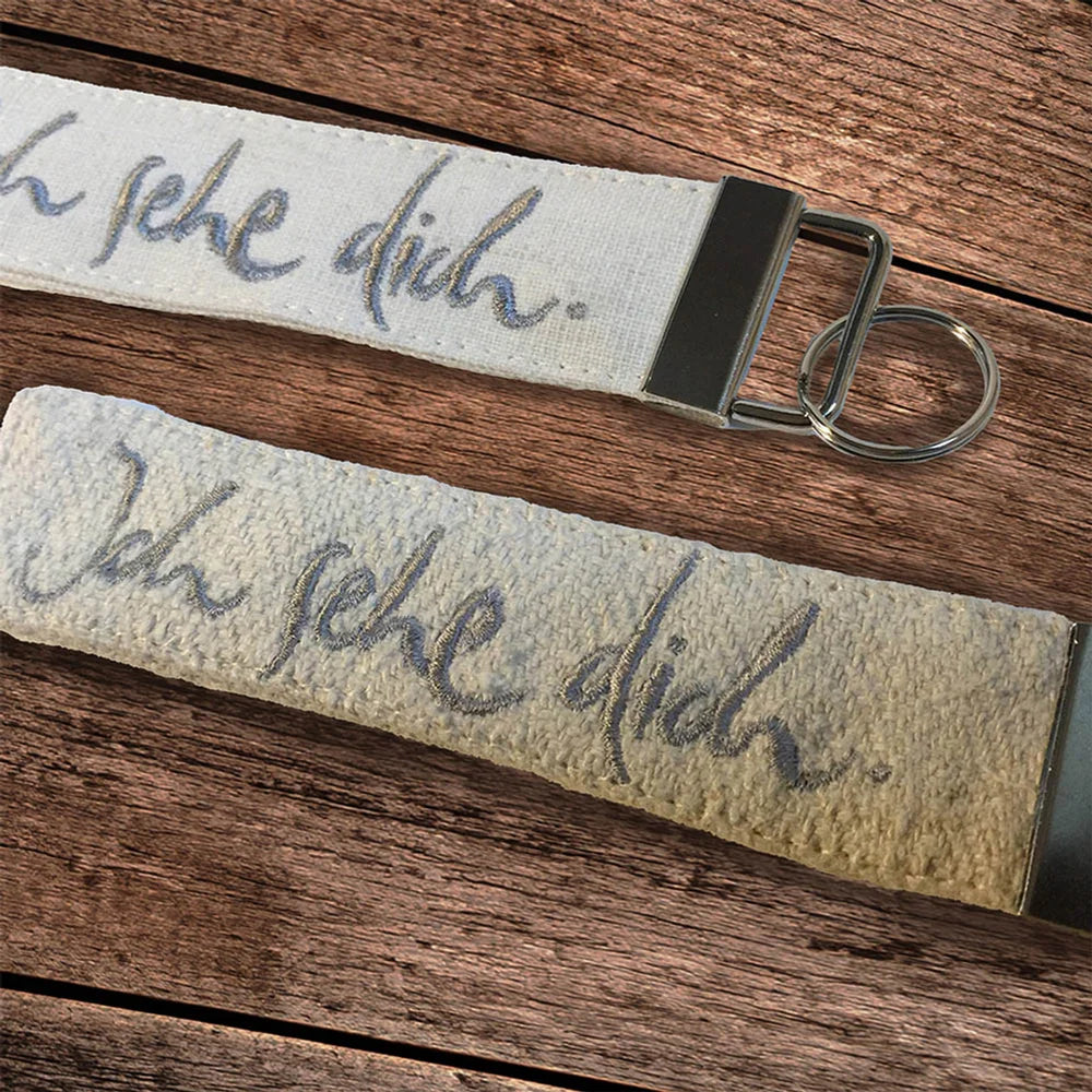 Schlüsselanhänger „Ich sehe dich“ in Beige kaufen – Bauernleinen Unikat aus Tirol