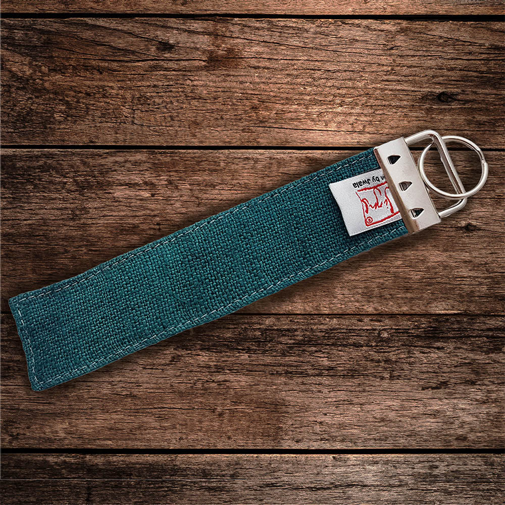 Handgemachter Schlüsselanhänger Dunkelgrün – Designer Taschenbaumler mit Botschaft