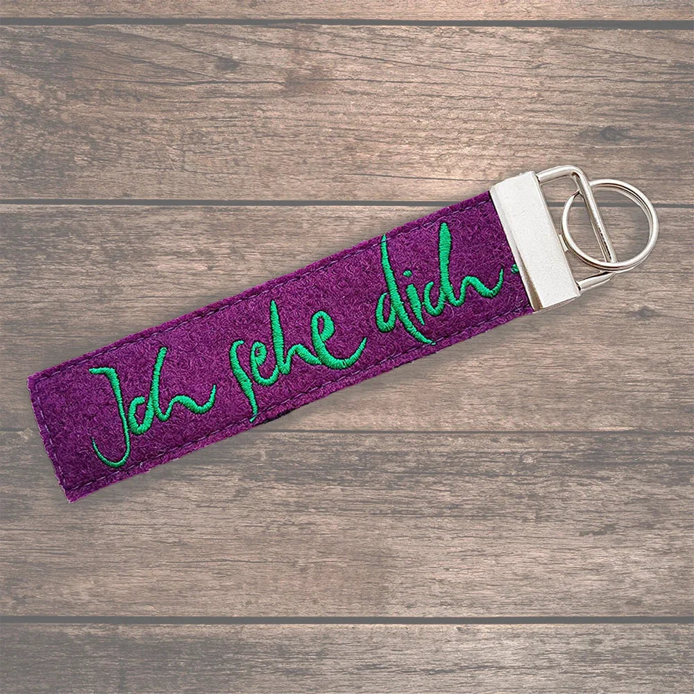 Schlüsselanhänger „Ich sehe dich“ in Purple kaufen – Wollwalk Unikat aus Tirol