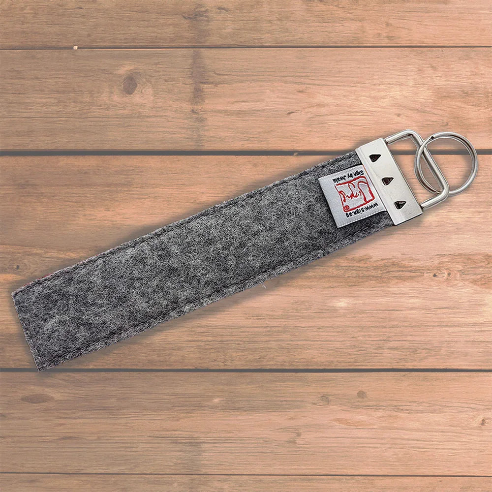 Handgemachter Schlüsselanhänger Rot/Hellgrau – Designer Taschenanhänger mit Botschaft