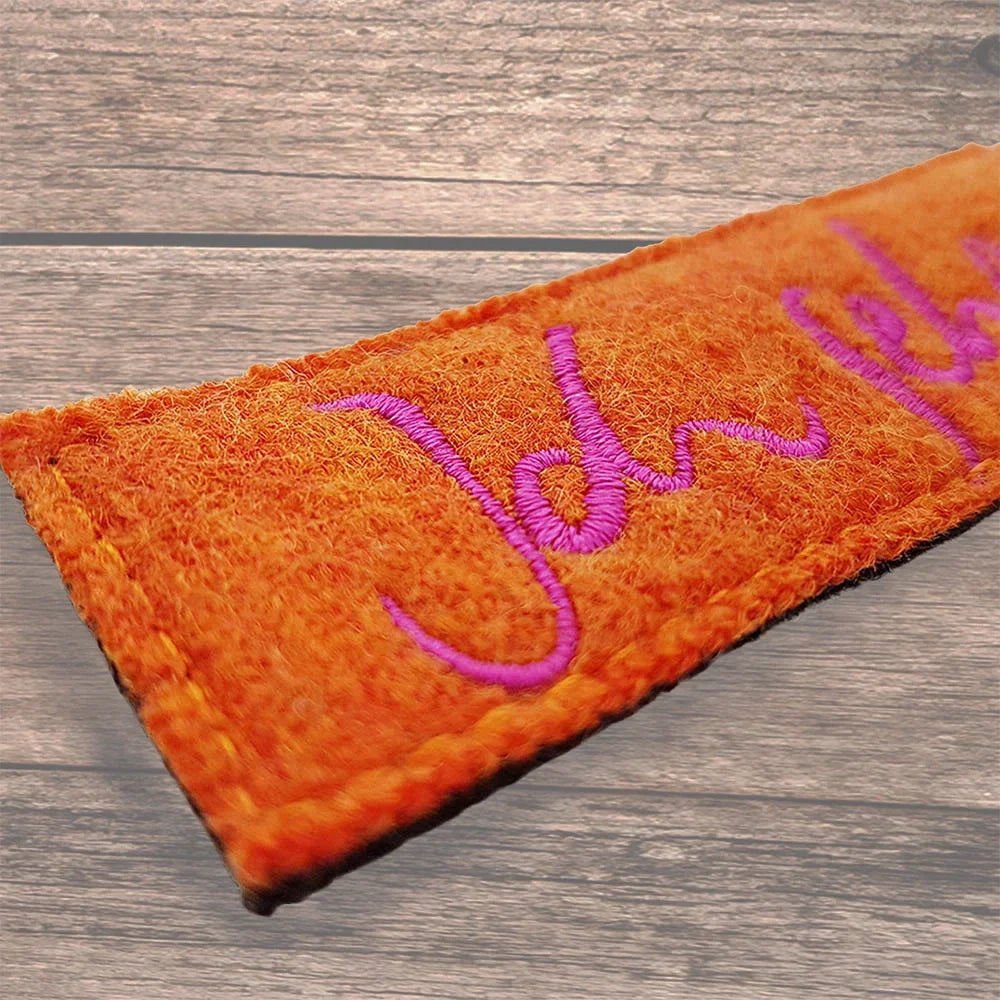 Exklusiver Taschenbaumler Orange/Schwarz – Designer Schlüsselanhänger mit Botschaft