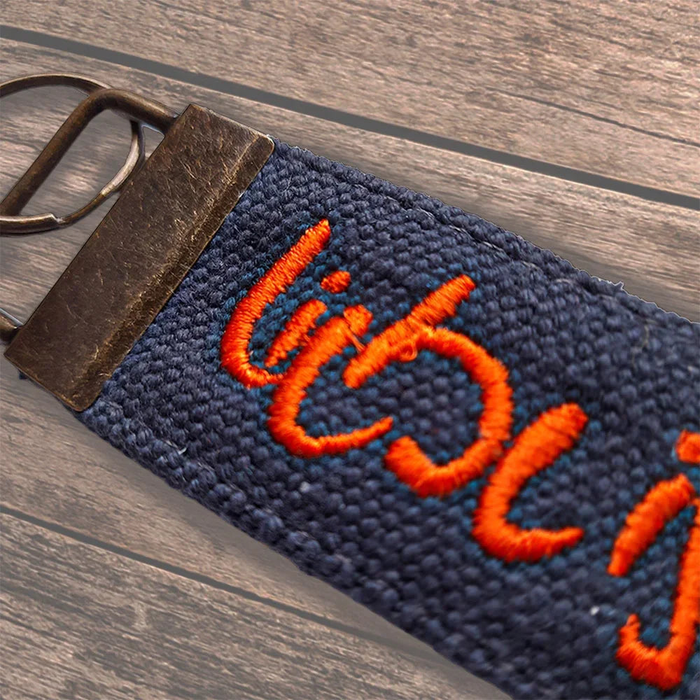 Handgemachter Schlüsselanhänger Anthrazit – Designer Taschenbaumler mit Botschaft