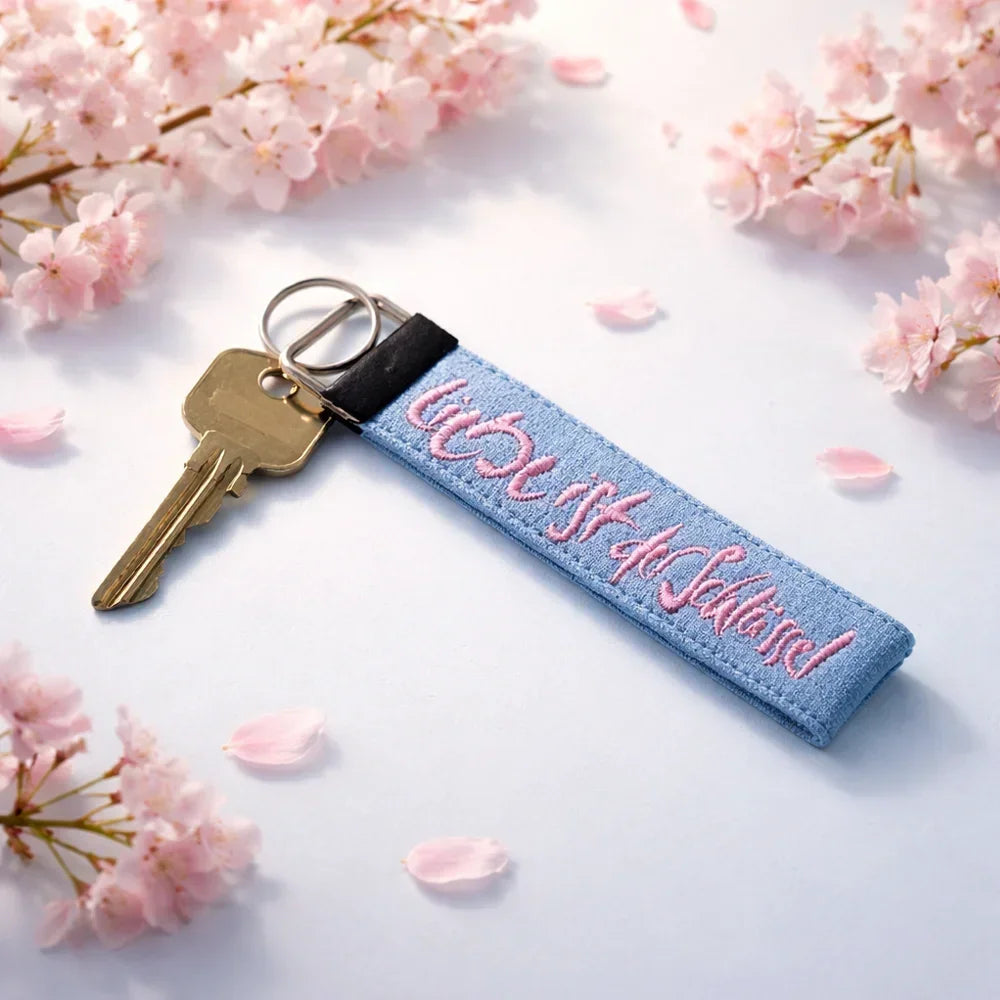 Exklusiver Schlüsselanhänger „Liebe ist der Schlüssel“ hellblau – hochwertiges Accessoire, handgefertigt aus Tirol, Original von Sign by Jwala®, Limited Edition, einzigartiges Geschenk