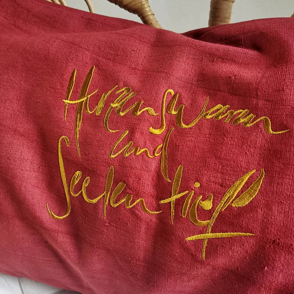 Handgefertigte Kissenhülle „Herzenswarm und Seelentief“ – hochwertiges Wohnaccessoire aus Bauernleinen online bestellen bei SignShop.Tirol