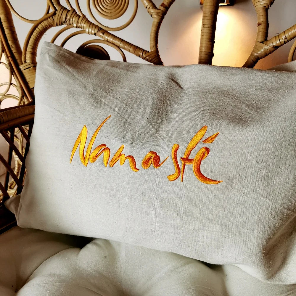 Hochwertige Kissenhülle Natur 60x40 – Premium Sitzpolsterbezug mit Stickerei „Namasté“