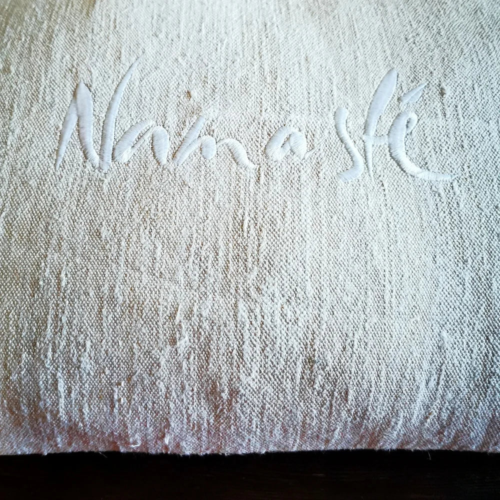 Premium Zierkissenbezug „Namasté“ – einzigartiges Wohnaccessoire aus Naturleinen