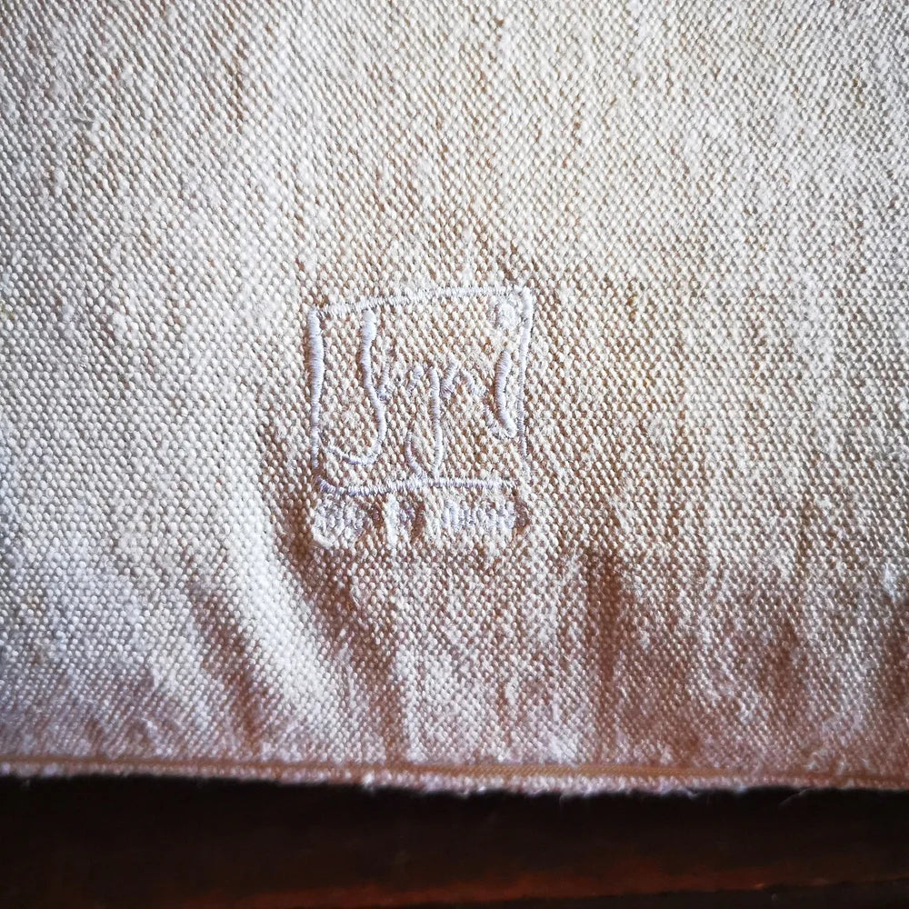 Handgemachte Deko Kissenhülle „Namasté“ – Luxus Kissenbezug aus Vintage-Leinen