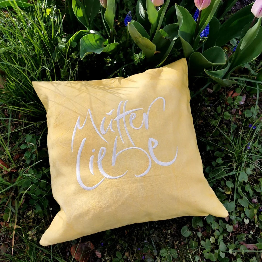 Handgefertigte Kissenhülle „Mutterliebe“ 40x40 aus antikem Bauernleinen in Hellgelb