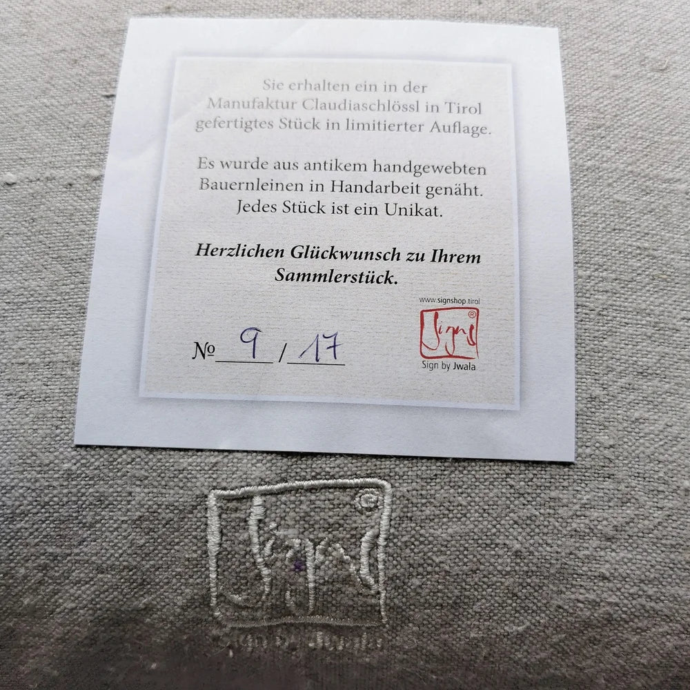 Handgefertigte Leinen Kissenhülle mit filigraner Stickerei aus Tirol